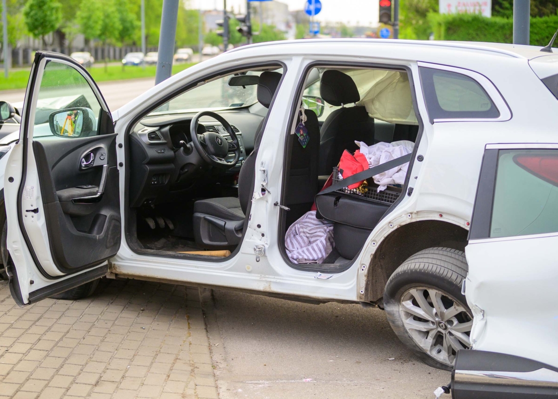 Wypadek na Bałutach. Zderzenie dwóch osobówek na skrzyżowaniu Inflanckiej z Zagajnikową