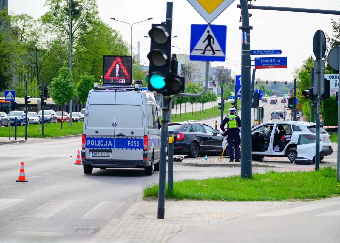 Wypadek na Bałutach. Zderzenie dwóch osobówek na skrzyżowaniu Inflanckiej z Zagajnikową