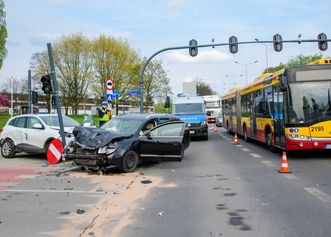 Wypadek na Bałutach. Zderzenie dwóch osobówek na skrzyżowaniu Inflanckiej z Zagajnikową