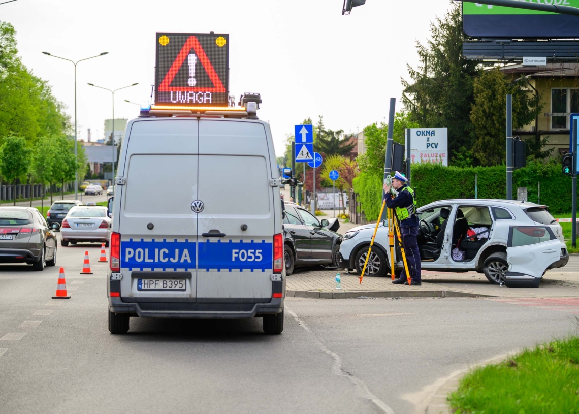 Wypadek na Bałutach. Zderzenie dwóch osobówek na skrzyżowaniu Inflanckiej z Zagajnikową