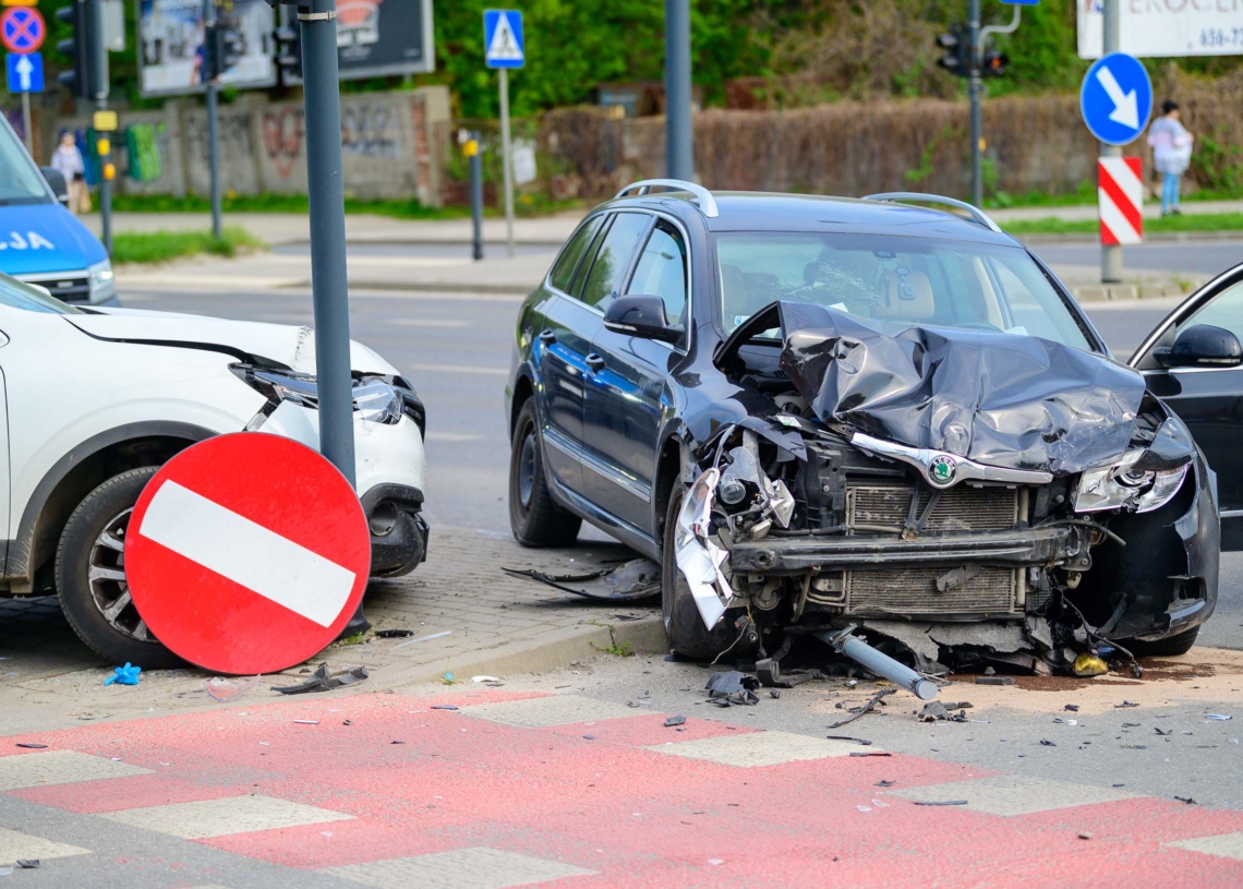Wypadek na Bałutach. Zderzenie dwóch osobówek na skrzyżowaniu Inflanckiej z Zagajnikową