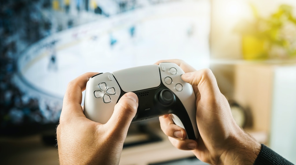 Czy warto kupić konsolę PlayStation 5? Konsola PS5 – 5 najważniejszych zalet 1 Czy warto kupić konsolę PlayStation 5? Konsola PS5 – 5 najważniejszych zalet