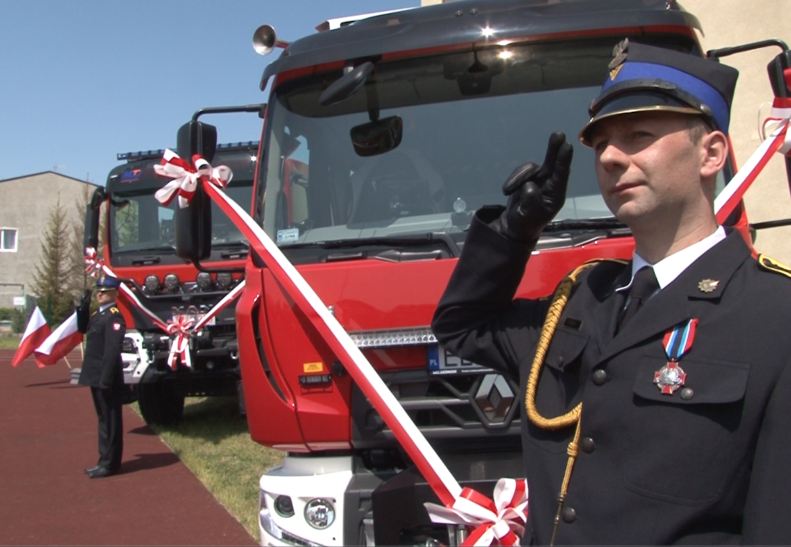 7 wozów dla strażaków z powiatu łaskiego