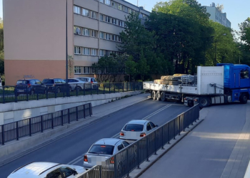 Ciężarówka zablokowała Niciarnianą