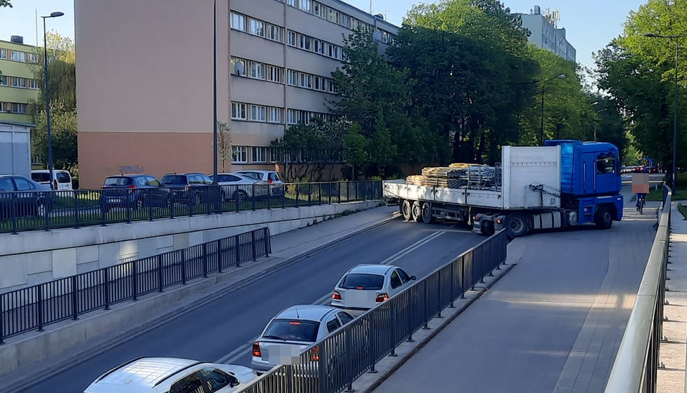 Łódź: ciężarówka zablokowała Niciarnianą. Kierowca próbował zawrócić przed wiaduktem 1 Ciężarówka zablokowała Niciarnianą