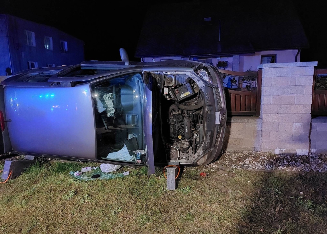 Dachowanie pod Głownem. Zderzenie osobówki z sarną