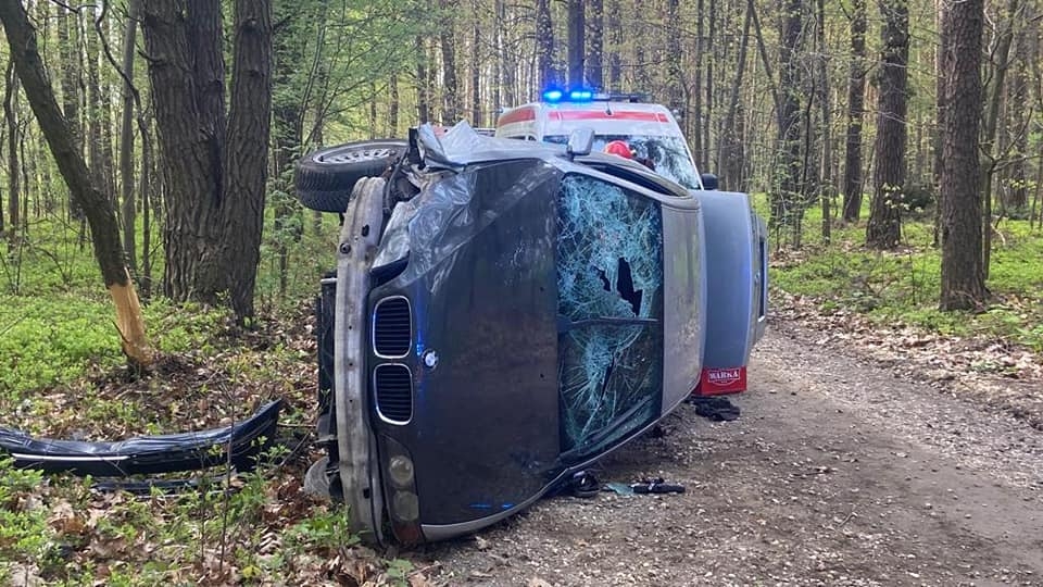 Dachowanie w lesie pod Łaskiem. 19-letni kierowca BMW był pijany 1 Dachowanie w lesie pod Łaskiem