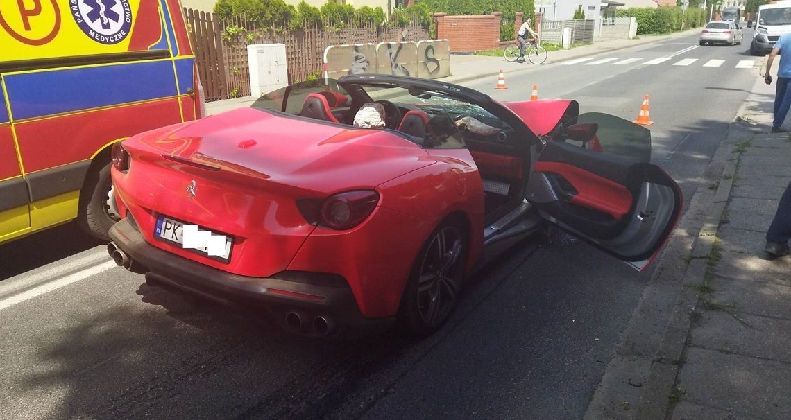 Kolizja ferrari i mazdy w Piotrkowie