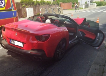 Kolizja ferrari i mazdy w Piotrkowie