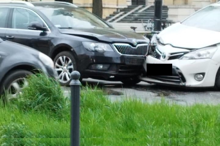 Kolizja na Piotrkowskiej w Łodzi. Zatrzymanie ruchu tramwajów w dwóch kierunkach 1 Kolizja na Piotrkowskiej w Łodzi