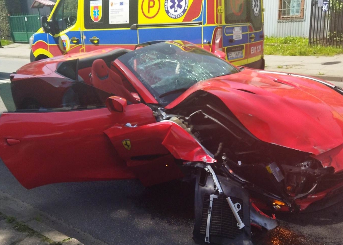 Kolizja ferrari i mazdy w Piotrkowie