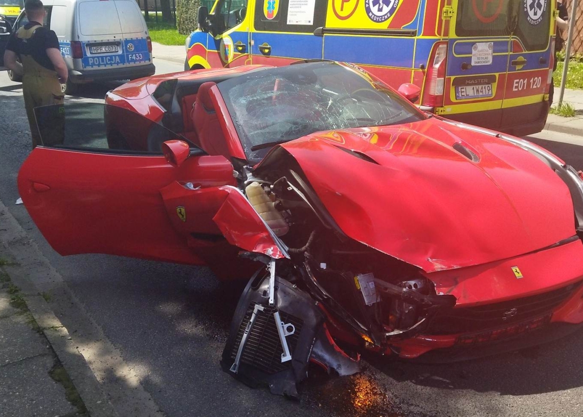 Kolizja ferrari i mazdy w Piotrkowie