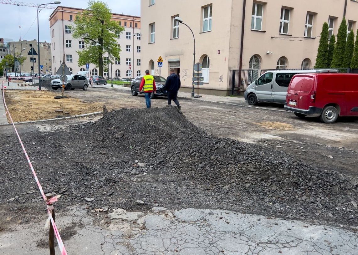 Spore utrudnienia w pobliżu Placu Komuny Paryskiej. Niemożliwy wjazd od strony Tuwima