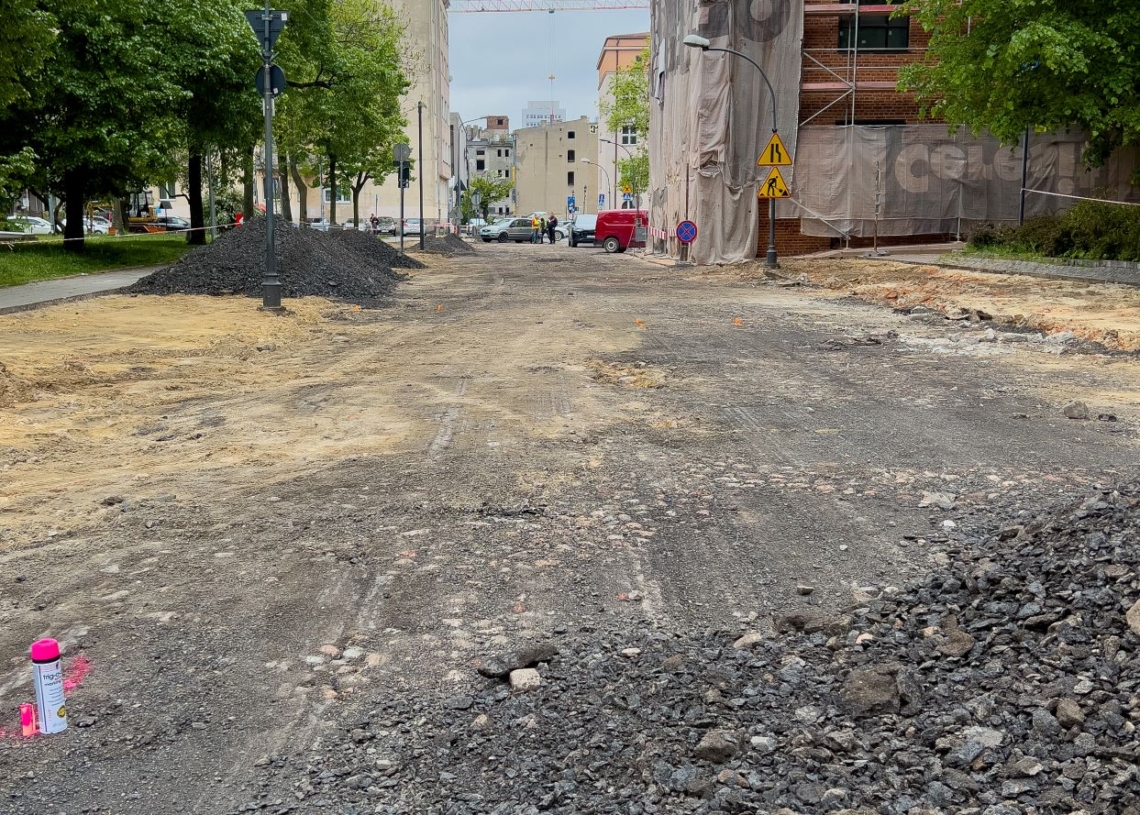 Spore utrudnienia w pobliżu Placu Komuny Paryskiej. Niemożliwy wjazd od strony Tuwima