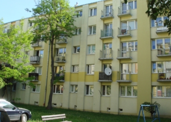 Niebezpieczne zabawy trójki dzieci na balkonie w Pabianicach