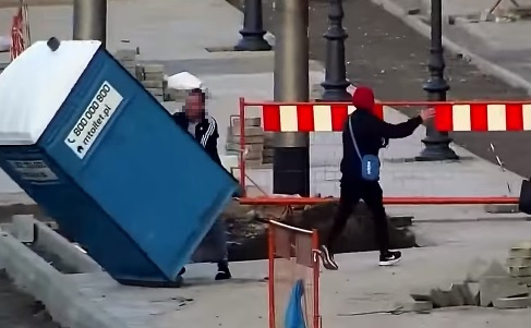Superman z Pabianic przewrócił toaletę