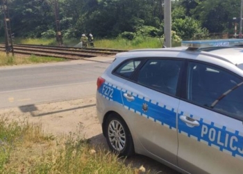 Samochód zawisł na torach w Koluszkach