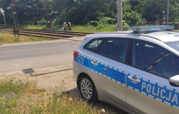 Samochód zawisł na torach w Koluszkach