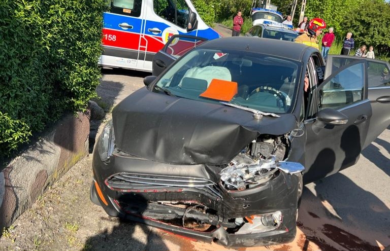 Pościg za pijanym kierowcą w Pabianicach. 36-latek uciekając, rozbił dwa samochody 1 Pościg za pijanym kierowcą w Pabianicach