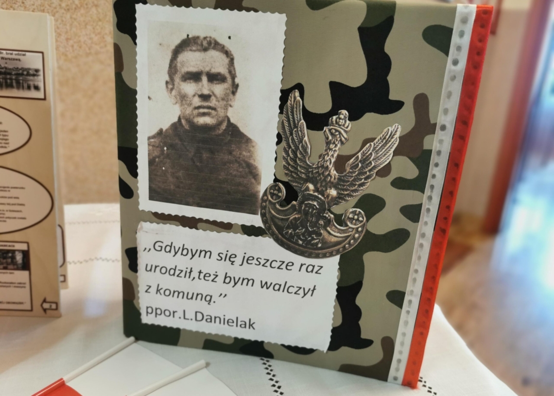 Sieradz: nagrodzono laureatów Wojewódzkiego Konkursu „Żołnierze Wyklęci – niezłomni obrońcy Rzeczypospolitej” [ZDJĘCIA]