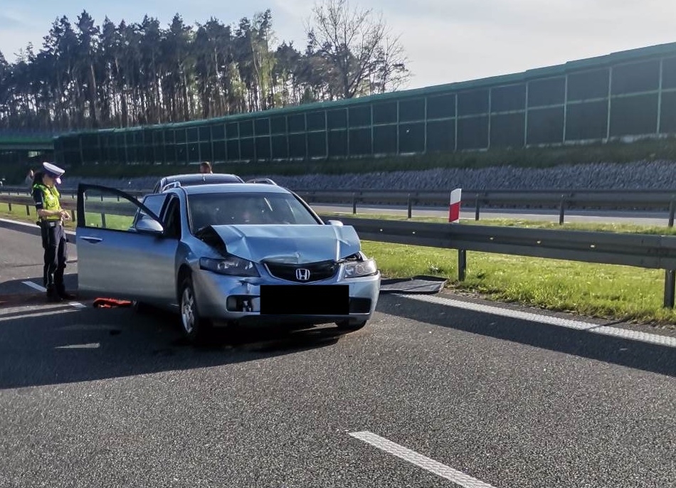 Kolizja 5 samochodów na S14. Jeden pojazd dachował [ZDJĘCIA]