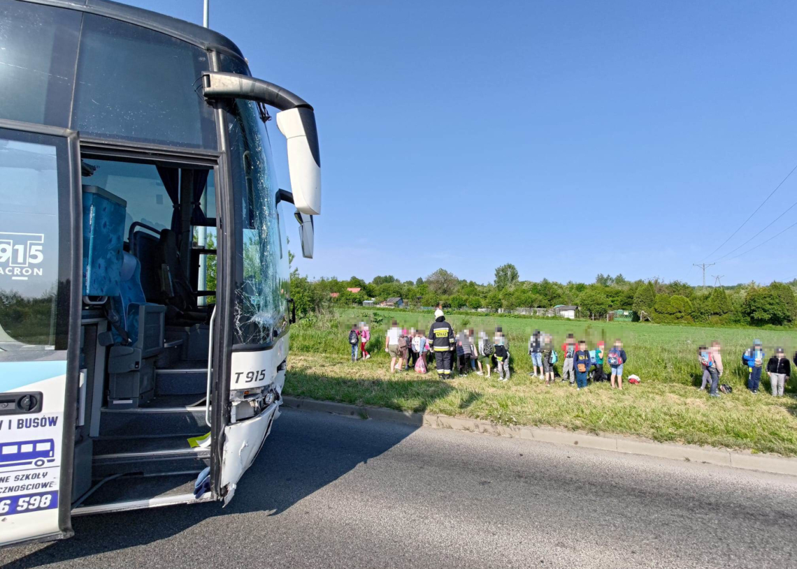 Wypadek autobusu w Końskich. Wiózł 29 uczniów ze Strzelec Małych 1 Wypadek autobusu w Końskich