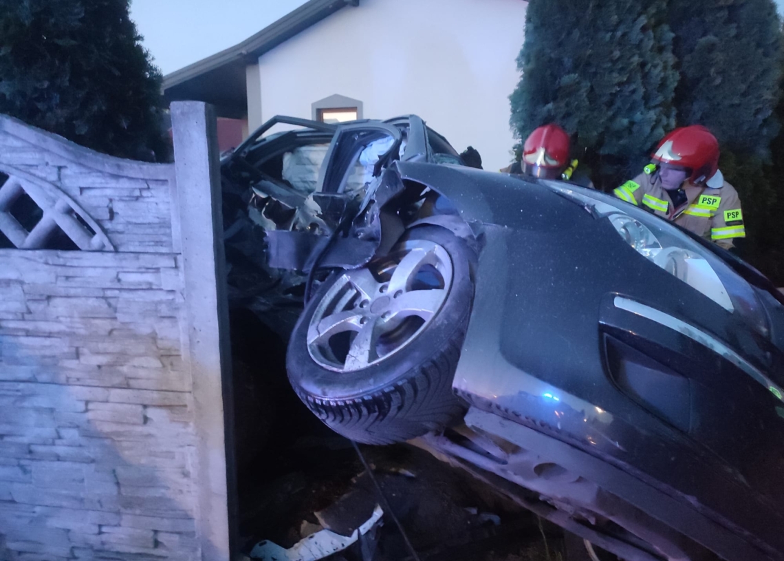 Wypadek w Kowalewicach. 52-latek nie ustąpił pierwszeństwa, wbił się samochodem w betonowe ogrodzenie 1 Wypadek w Kowalewicach