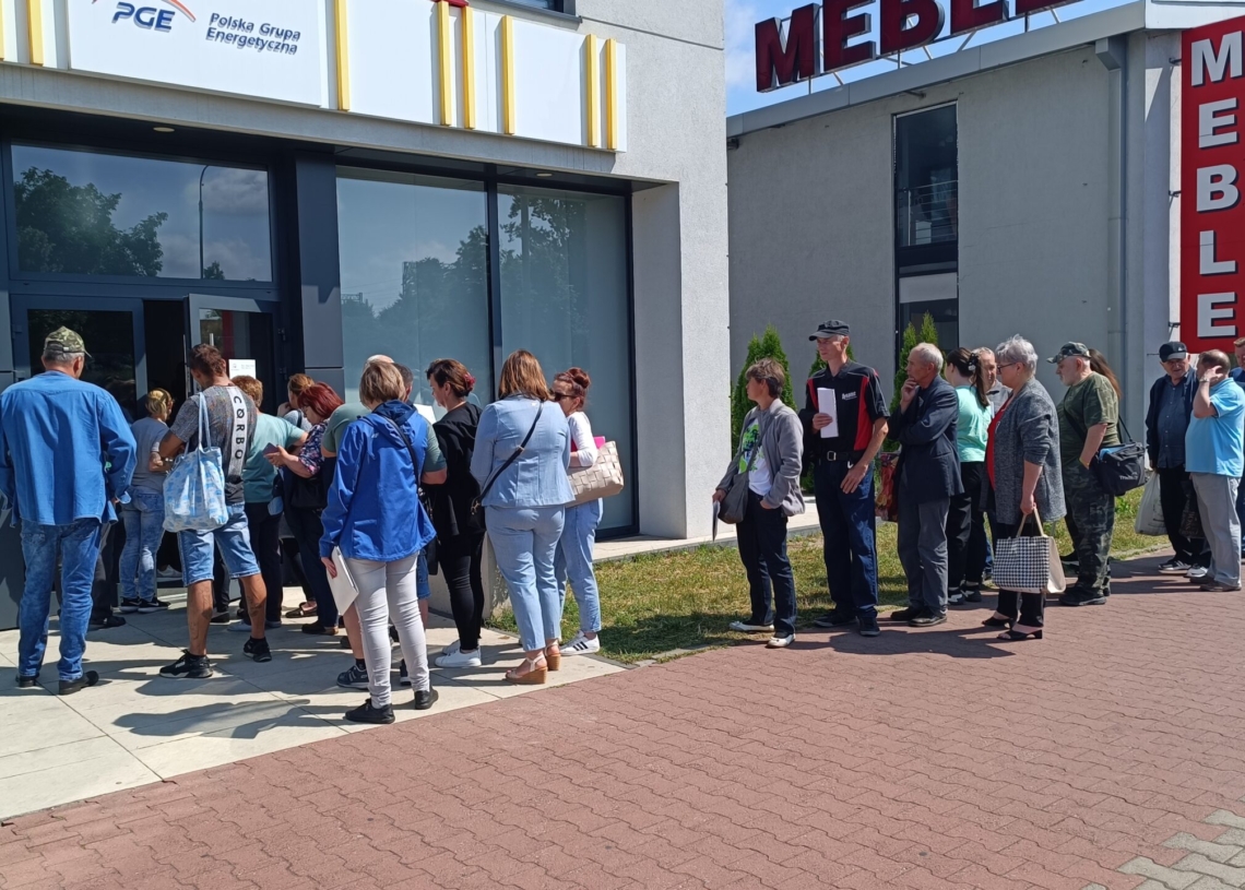 Piotrków: 2 godziny w kolejce by złożyć „wniosek” o tańszy prąd [ ZDJĘCIA]