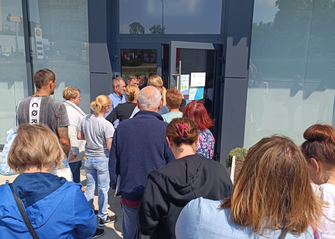 Piotrków: 2 godziny w kolejce by złożyć „wniosek” o tańszy prąd [ ZDJĘCIA]