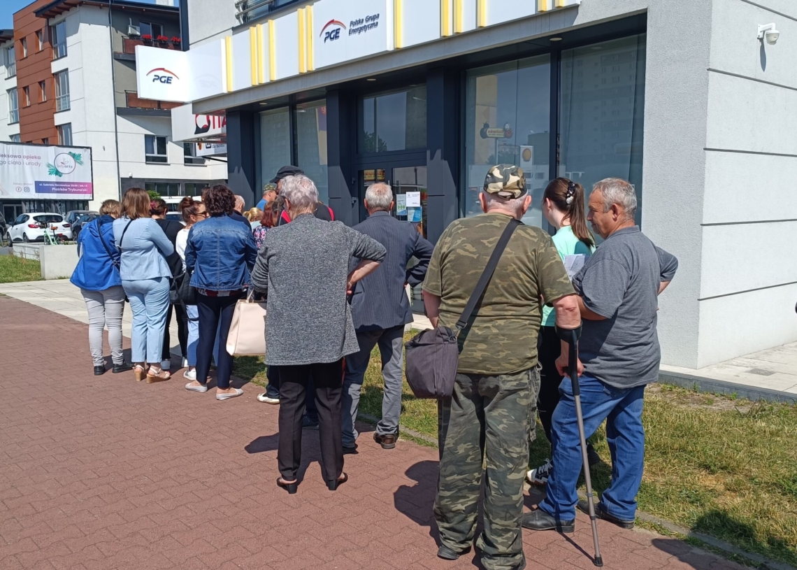 Piotrków: 2 godziny w kolejce by złożyć „wniosek” o tańszy prąd [ ZDJĘCIA]