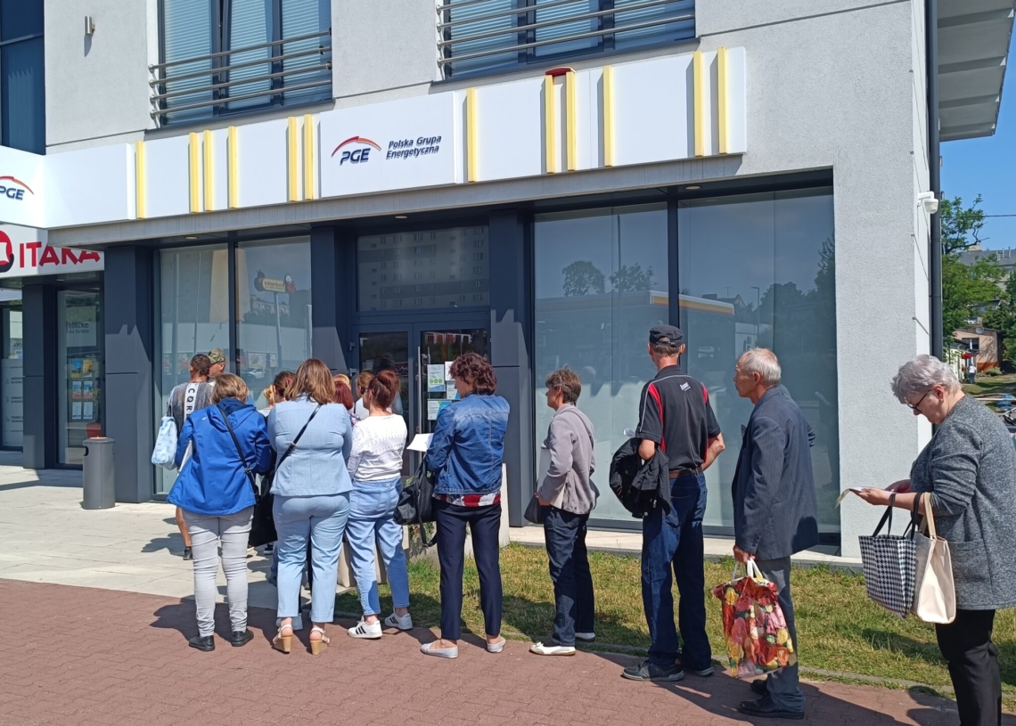 Piotrków: 2 godziny w kolejce by złożyć „wniosek” o tańszy prąd [ ZDJĘCIA]
