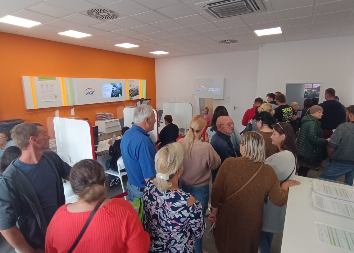 Piotrków: 2 godziny w kolejce by złożyć „wniosek” o tańszy prąd [ ZDJĘCIA]