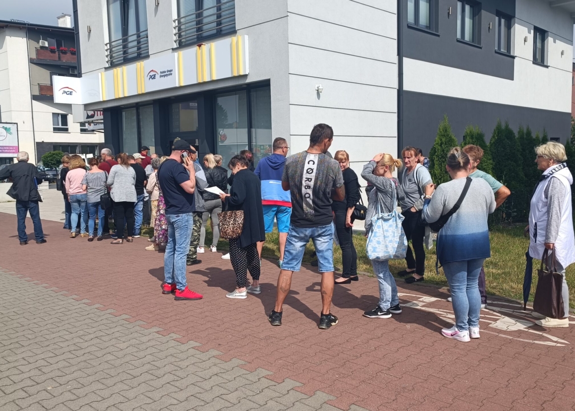 Piotrków: 2 godziny w kolejce by złożyć „wniosek” o tańszy prąd [ ZDJĘCIA]