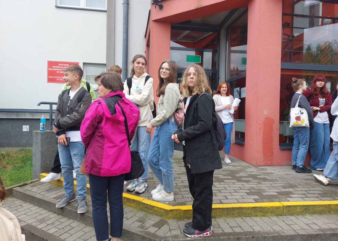 Blisko 100 uczniów wzięło udział w historycznej grze miejskiej w Sieradzu [ZDJĘCIA]