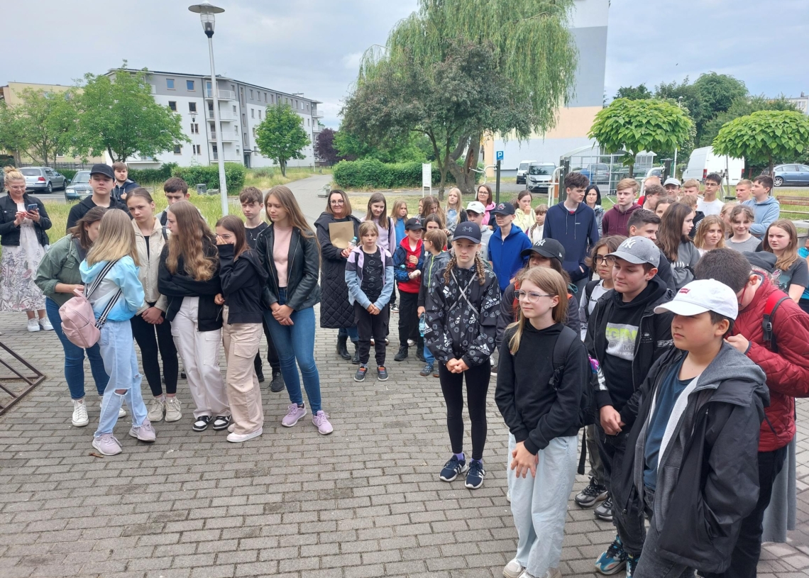 Blisko 100 uczniów wzięło udział w historycznej grze miejskiej w Sieradzu [ZDJĘCIA]