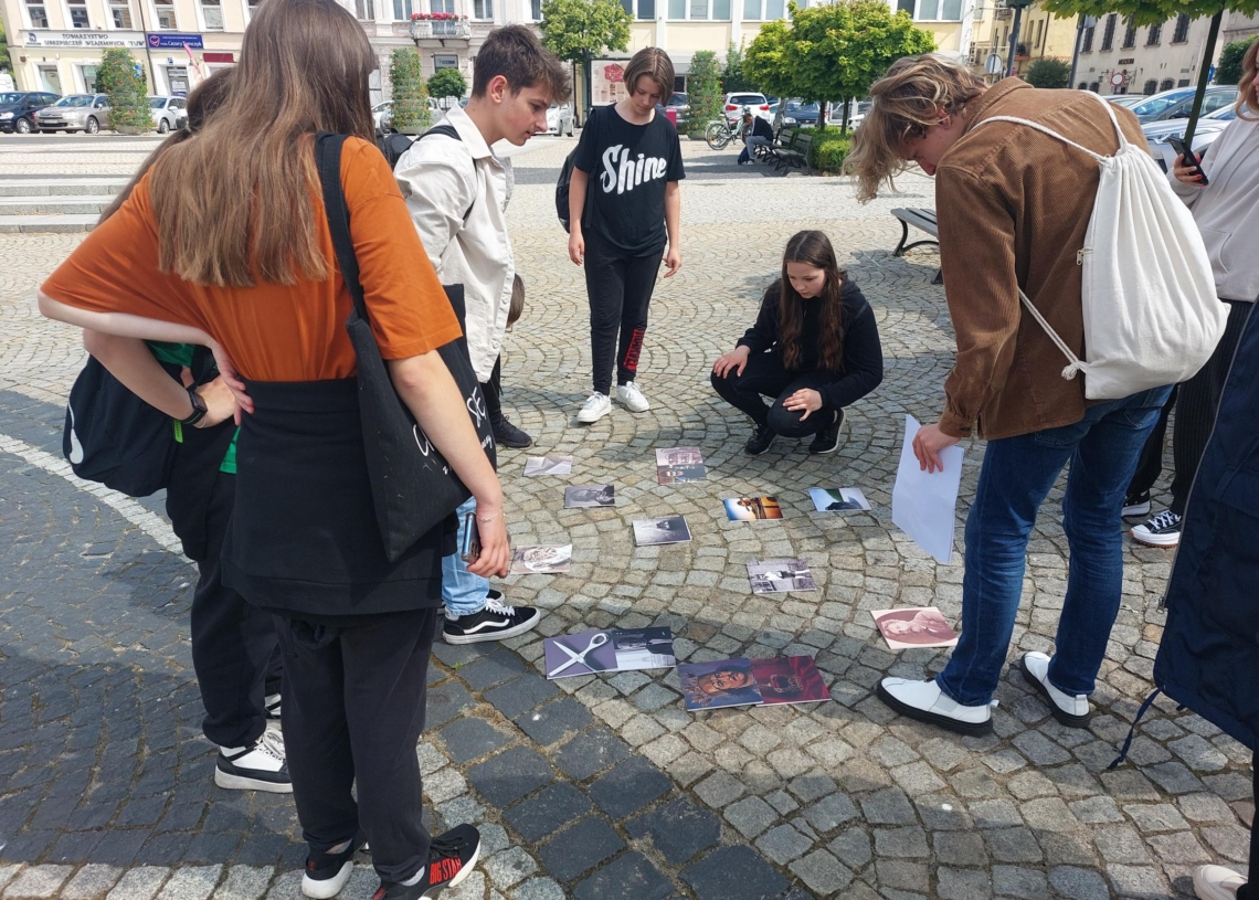 Blisko 100 uczniów wzięło udział w historycznej grze miejskiej w Sieradzu [ZDJĘCIA]