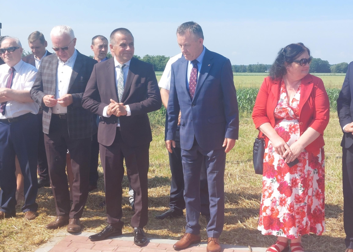 Droga między miejscowościami Goszczanów i Karolina oficjalnie otwarta. Nowy odcinek ma długość 3 km [ZDJĘCIA + WIDEO]