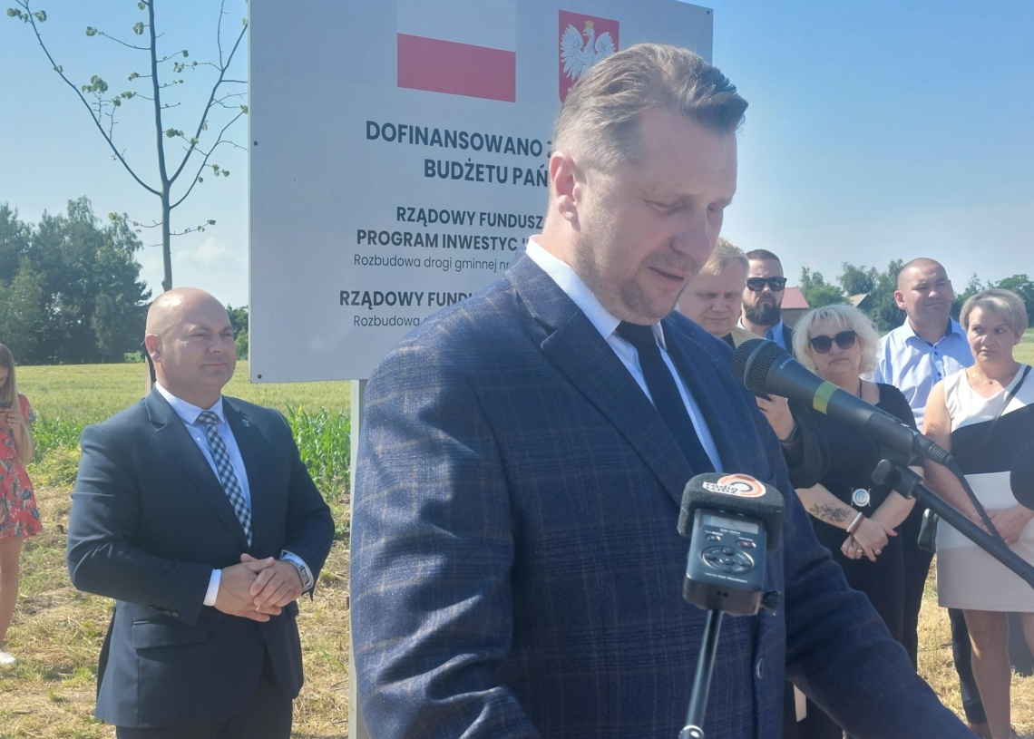 Droga między miejscowościami Goszczanów i Karolina oficjalnie otwarta. Nowy odcinek ma długość 3 km [ZDJĘCIA + WIDEO]