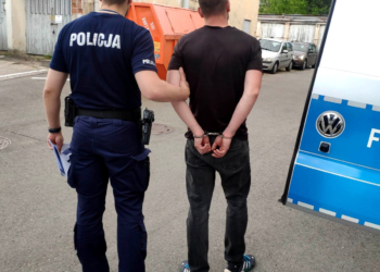 Pijany 77-latek przewoził samochodem innego poszukiwanego mężczyznę