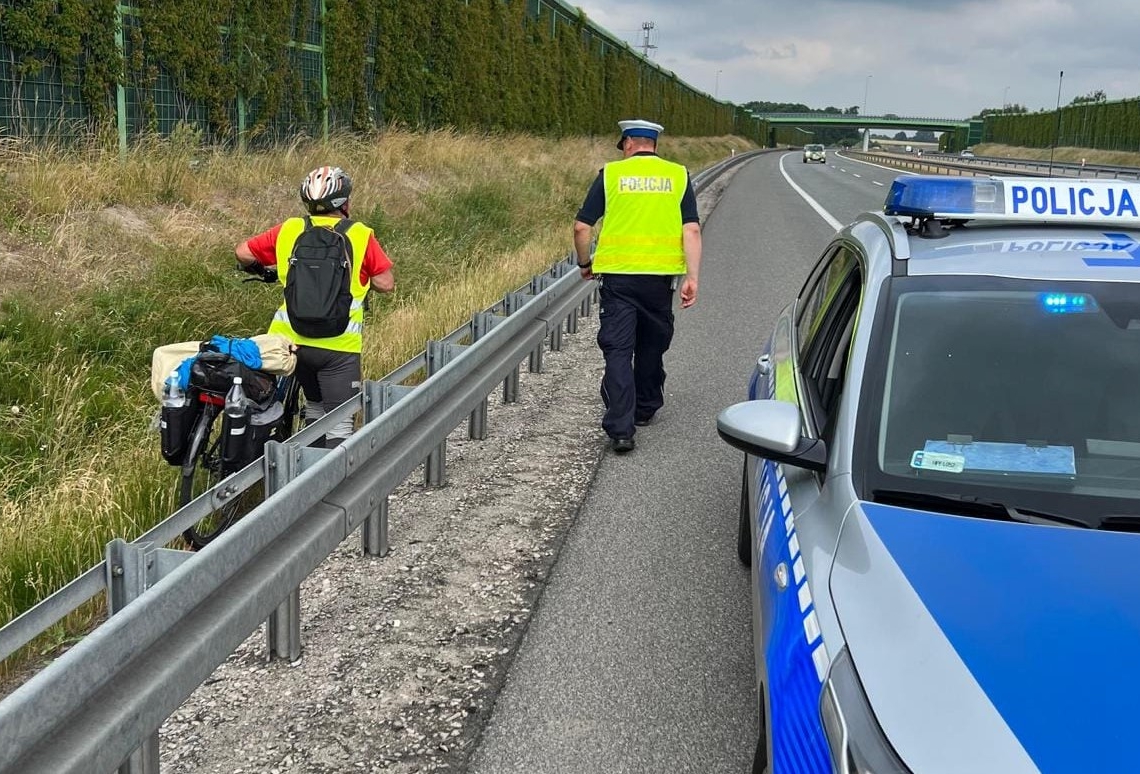Rowerem na S14. 75-latek tłumaczył, że nie zna terenu 1 Rowerem na S14. 75-latek z Rybnika jechał drogą ekspresową