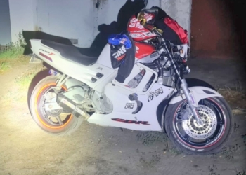 Pościg ulicami Rawy. 18-latek bez uprawnień jechał motocyklem z 15-letnią koleżanką