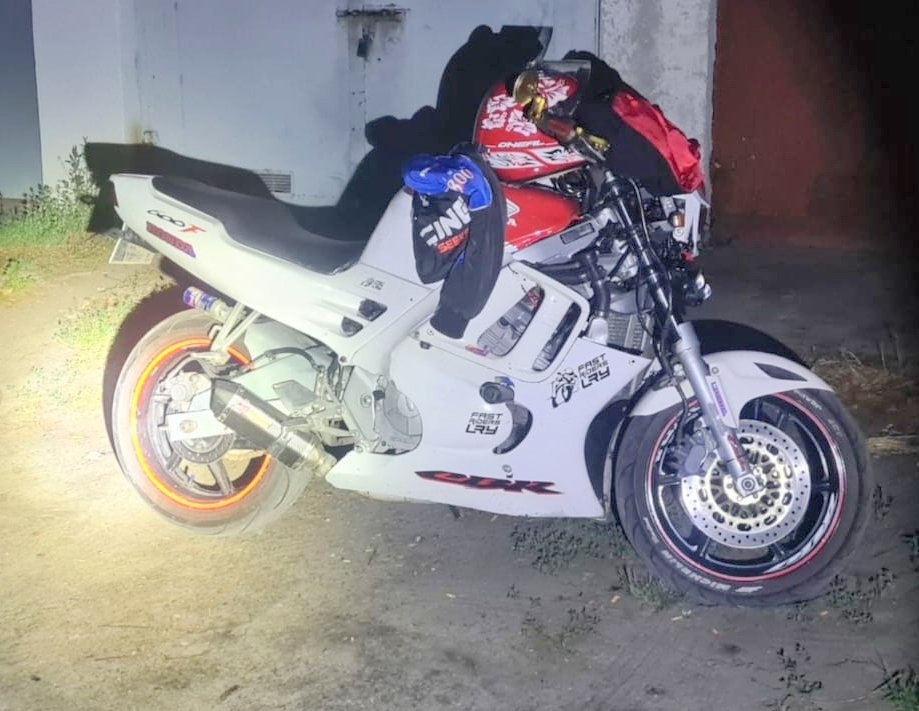 Pościg ulicami Rawy. 18-latek bez uprawnień jechał motocyklem z 15-letnią koleżanką