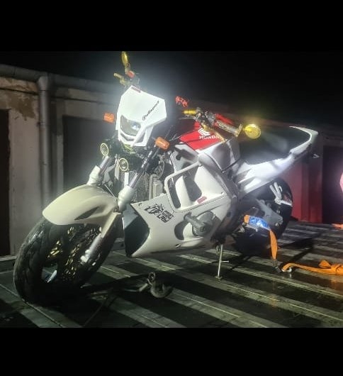 Pościg ulicami Rawy. 18-latek bez uprawnień jechał motocyklem z 15-letnią koleżanką