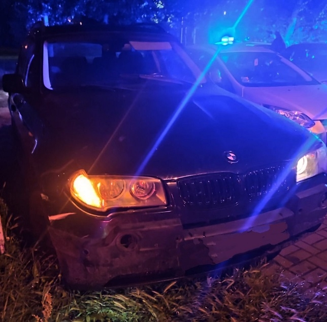 Pijany 30-latek uciekał przed policją kradzionym samochodem