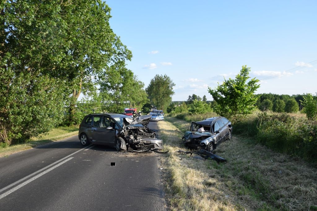 30-latek spowodował wypadek w miejscowości Podwody Kolonia i uciekł. W porzuconym przez niego aucie znaleziono narkotyki 1 Podwody Kolonia