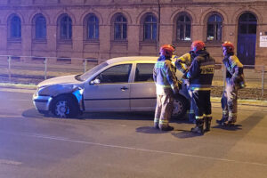 Wypadek na Kopcińskiego w Łodzi. Chevrolet na torowisku