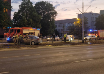 Wypadek na Kopcińskiego. Chevrolet na torowisku