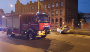 Wypadek na Kopcińskiego w Łodzi. Chevrolet na torowisku