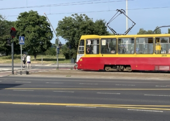 zderzenie osobówki z tramwajem na Włókniarzy