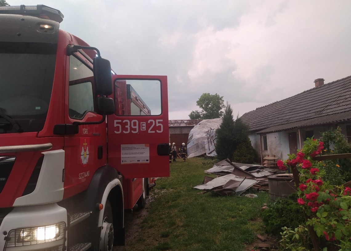 Uszkodzone dachy i powalone drzewa. Skutki burzy w regionie sieradzkim